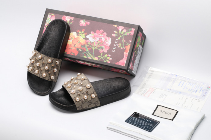 G*u*i sandals