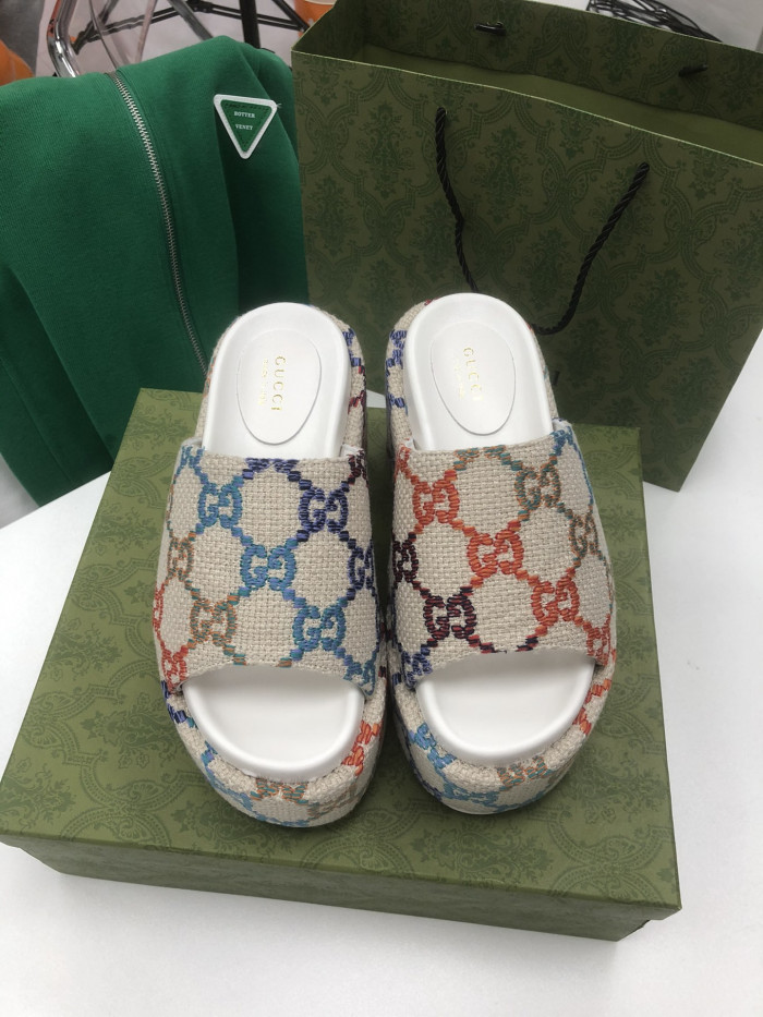 G*u*i sandals