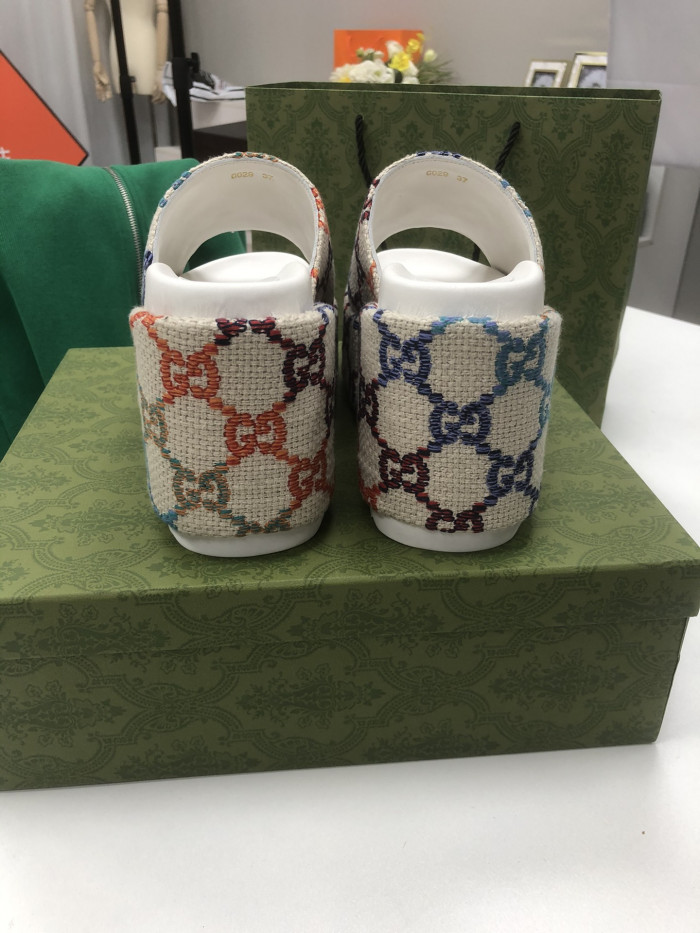 G*u*i sandals